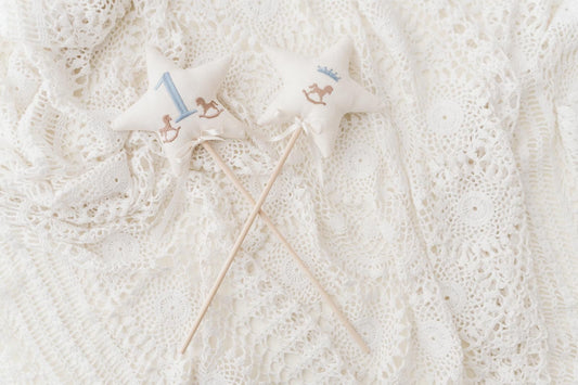 Bacchetta Magica "Uno" con Stella in Lino, Cavalli a Dondolo e Numero "1" | Primo Mese o Primo Anno