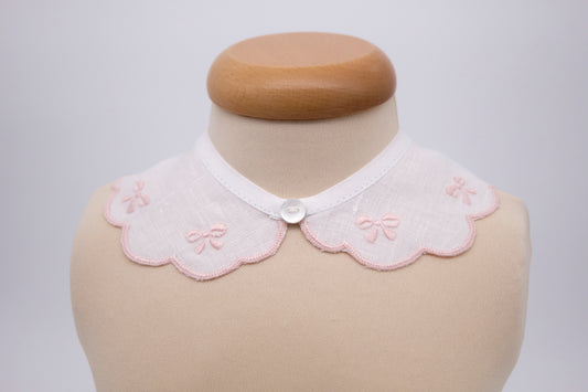 Scalloped collar in pure linen hand embroidered with pink bows