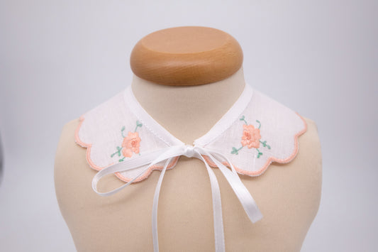 Scalloped collar in pure linen hand embroidered with pink flowers and scallop