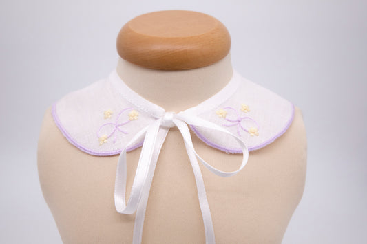 Collar in pure linen hand embroidered with lilac bows and daisies