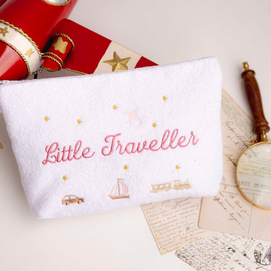 Rosa "Little Traveller" bestickter Kulturbeutel für Neugeborene | Embroidery store di Letizia