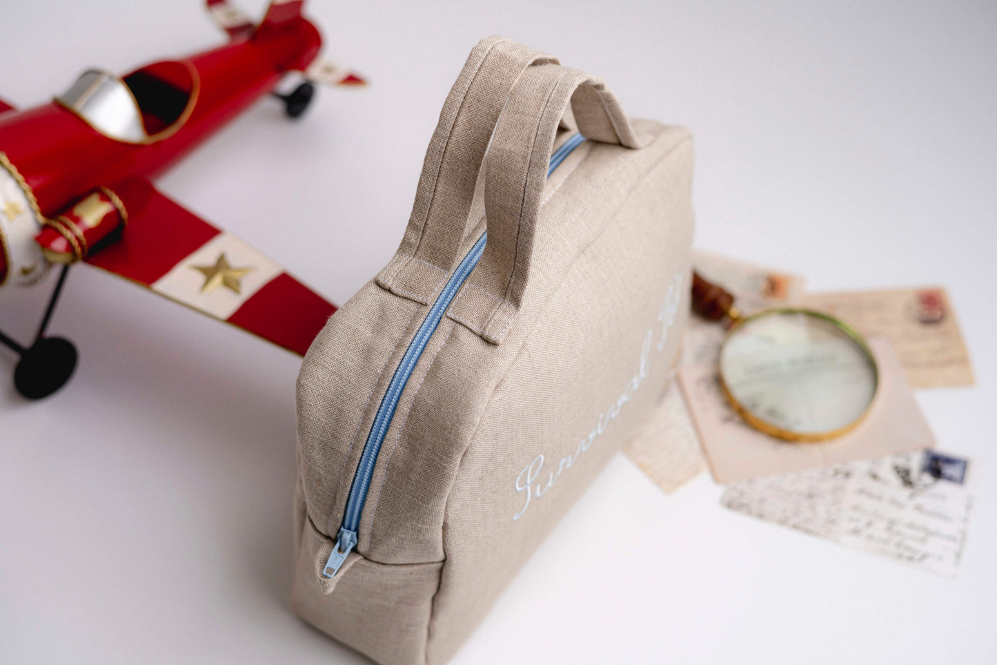 Hellblau besticktes Baby-Survival Kit aus reinem Leinen | Multifunktionstasche für Reisen und Wandern | Embroidery store di Letizia