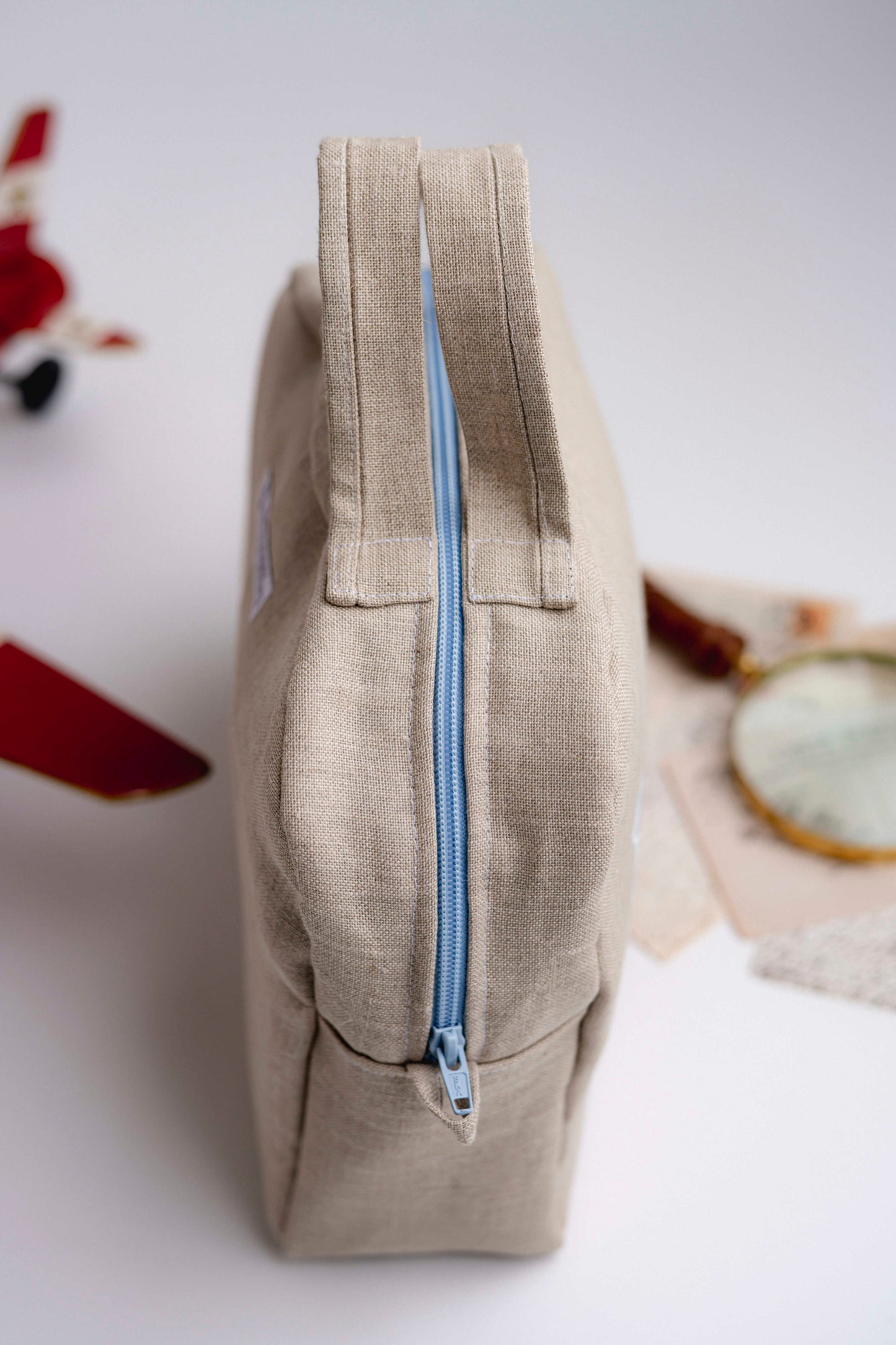 Hellblau besticktes Baby-Survival Kit aus reinem Leinen | Multifunktionstasche für Reisen und Wandern | Embroidery store di Letizia