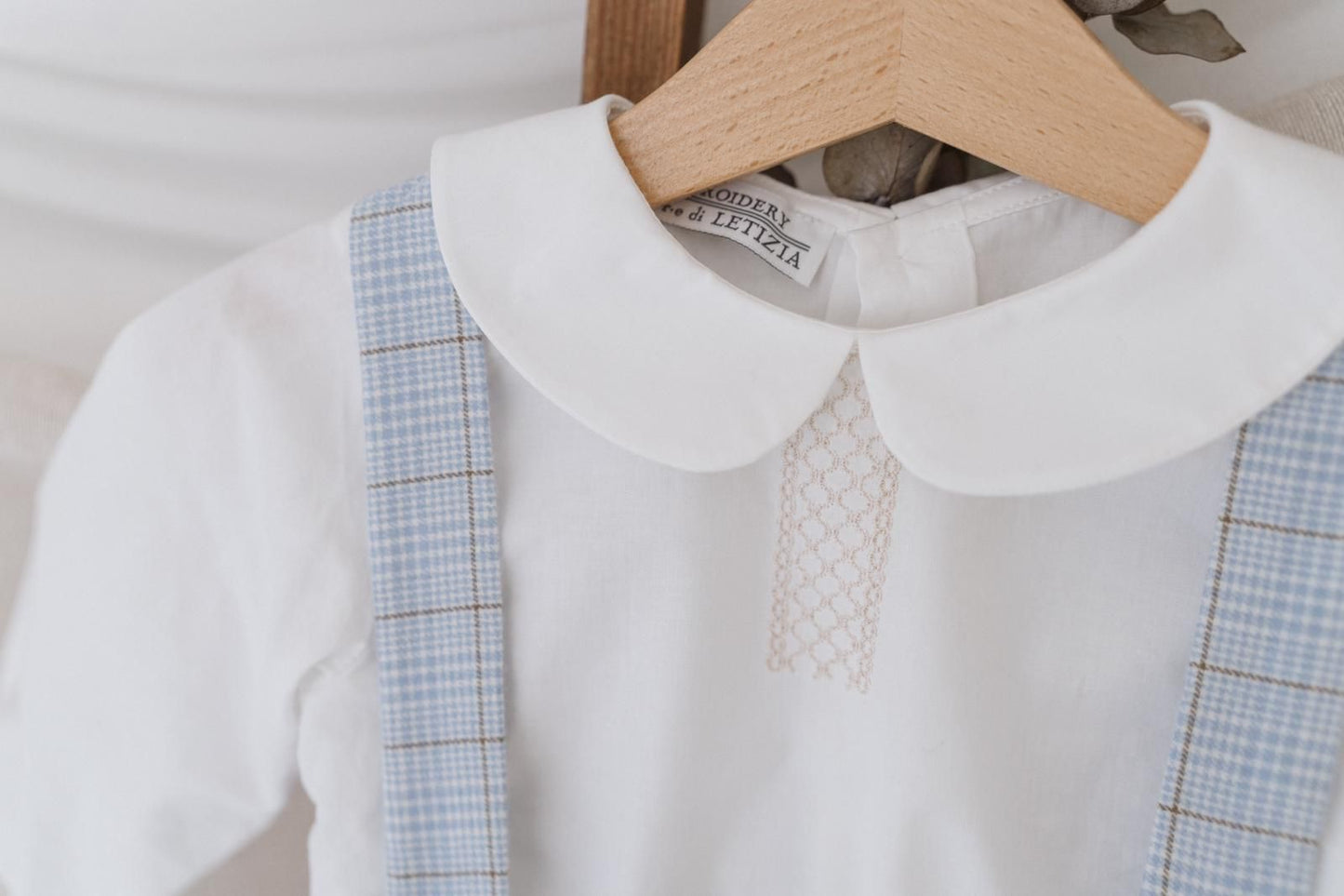 Elegantes besticktes Baby-Shirt | Größen 3-9 Monate - Letizia's Stickerei-Shop