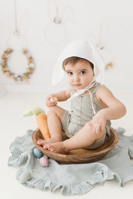 Bebè con cuffia in puro lino bianco 
